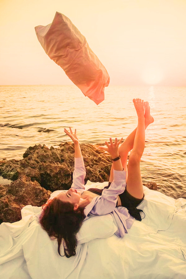 Mujer disfrutando libre junto al mar, símbolo de recuperación