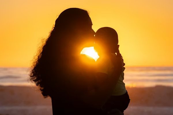 Abrazo cálido al atardecer, símbolo de integración y vínculo