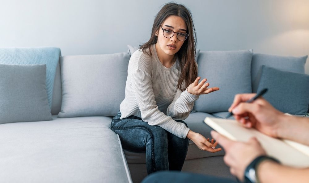 Mujer en una de las varias sesiones de EMDR que se necesitan para un tratamiento eficaz
