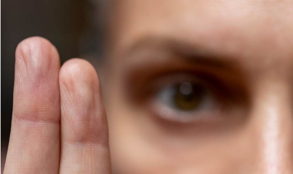 Dos dedos estimulando la mirada con técnica EMDR en paciente con trauma complejo