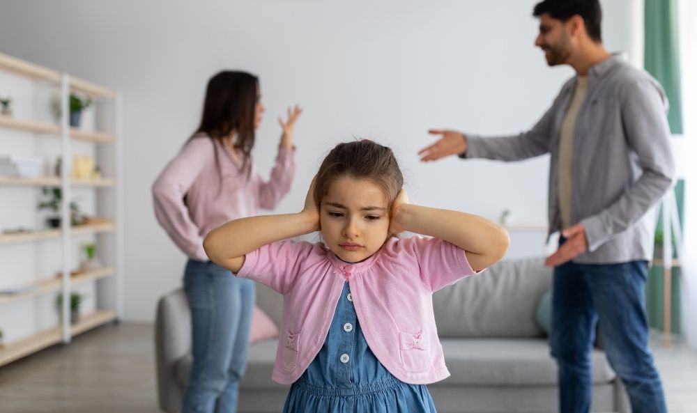 Niña necesita terapia EMDR para superar los traumas de sus padres discutiendo constantemente
